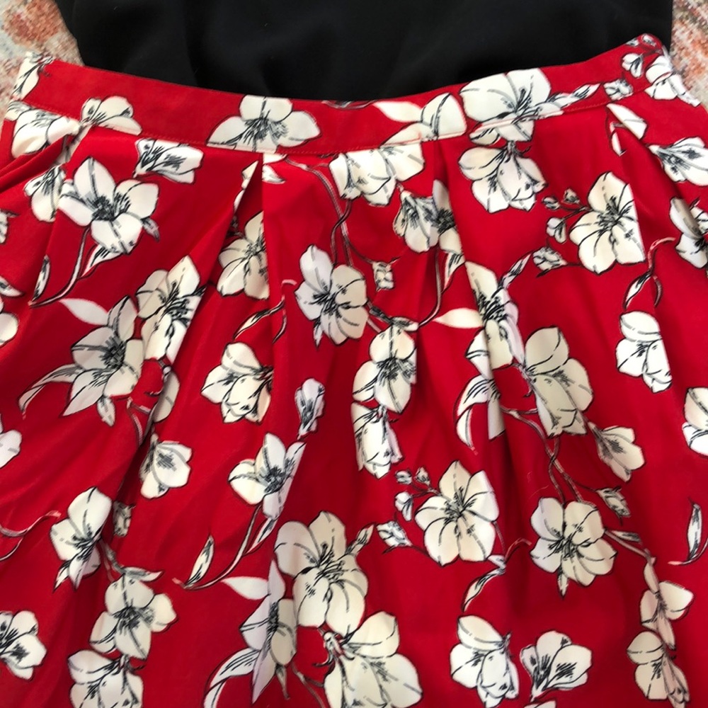 Pretty red, black and white print skirt - Picture 2 of 3
